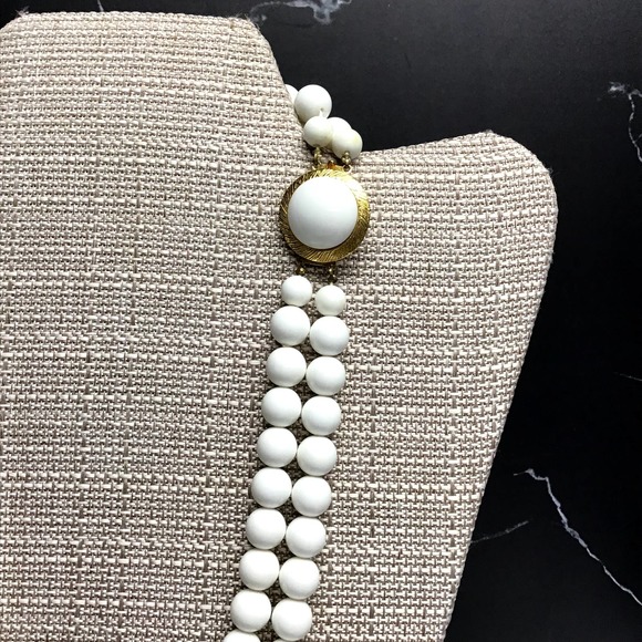 Two-strand white vintage beaded necklace with button clasp 18" - Picture 2 of 3